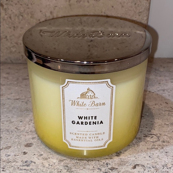 Host Pick:   Bath & Body Works White Barn Candle - Picture 3 of 8